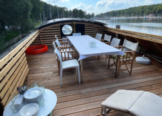 Berliner Hausboot mit vor Wind und Blicken geschützter Dachterrase